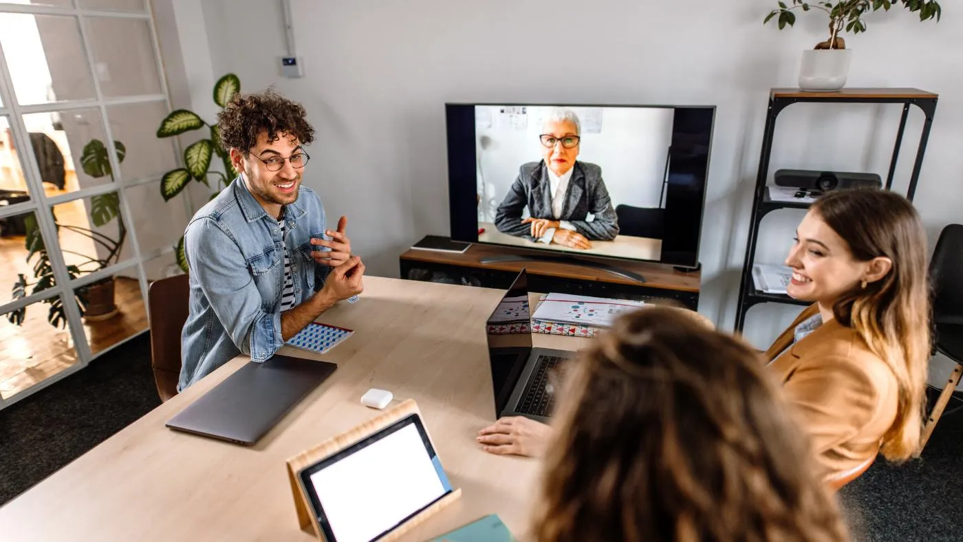 Flex-Office et Travail Hybride : Réinventer nos Espaces de Travail en 2024