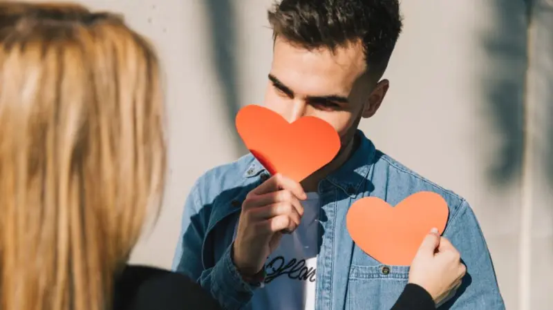 L'Appli Qui Scan Vos RDV Tinder : Pourquoi les Célibataires de Vancouver Sont Devenus Parano