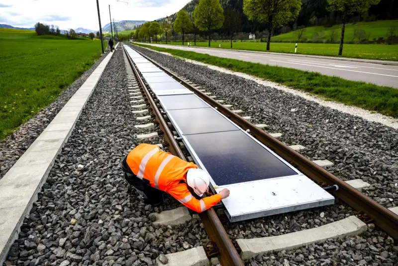 Sun-Ways: Startup suiza prueba paneles solares desmontables entre las vías del tren