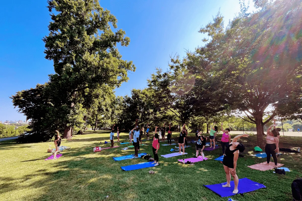 USA : le yoga en plein air conquiert New York, un souffle de sérénité au cœur de la ville