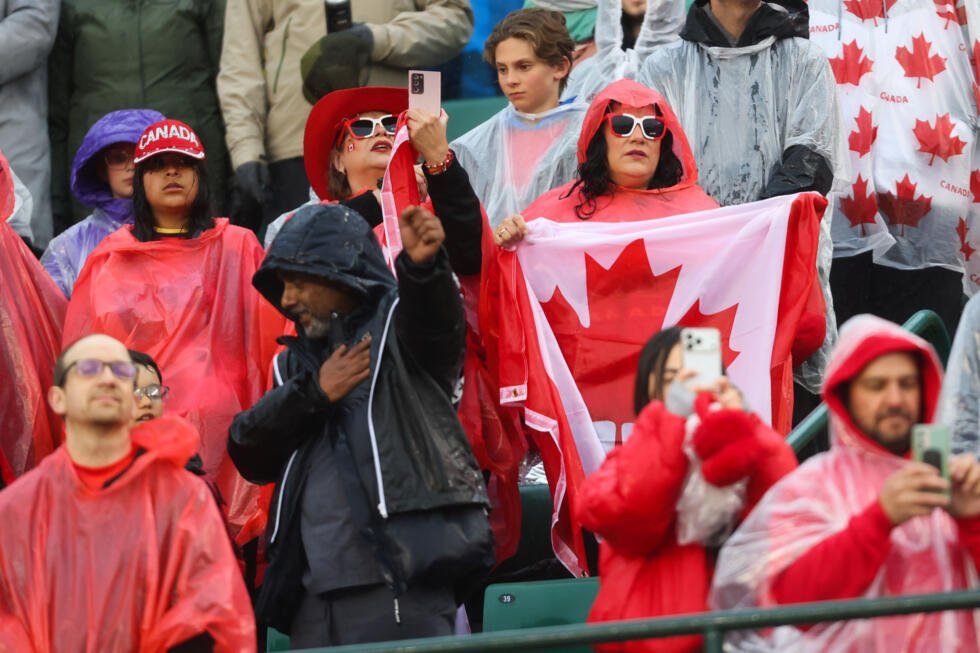 Aficionados bosnios desfilan hacia el estadio en Toronto