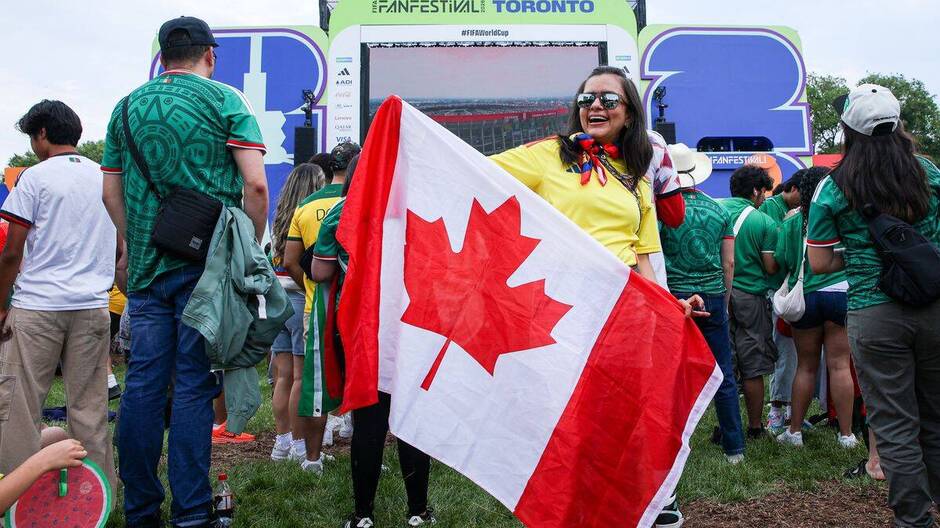 Ambiente en el BMO Field de Toronto antes de Canadá-Bosnia
