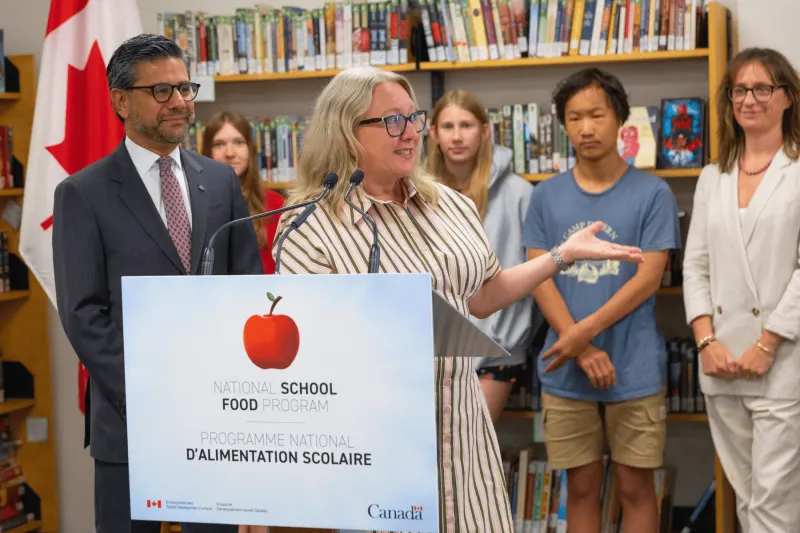 Repas scolaires pour tous : 400 000 enfants nourris, 800 $ d'économies par famille