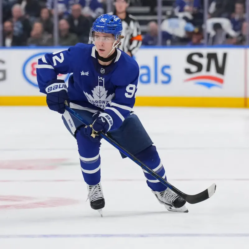 À 18 ans, Gavin McKenna marque son premier but dans la LNH, et Whitehorse jubile