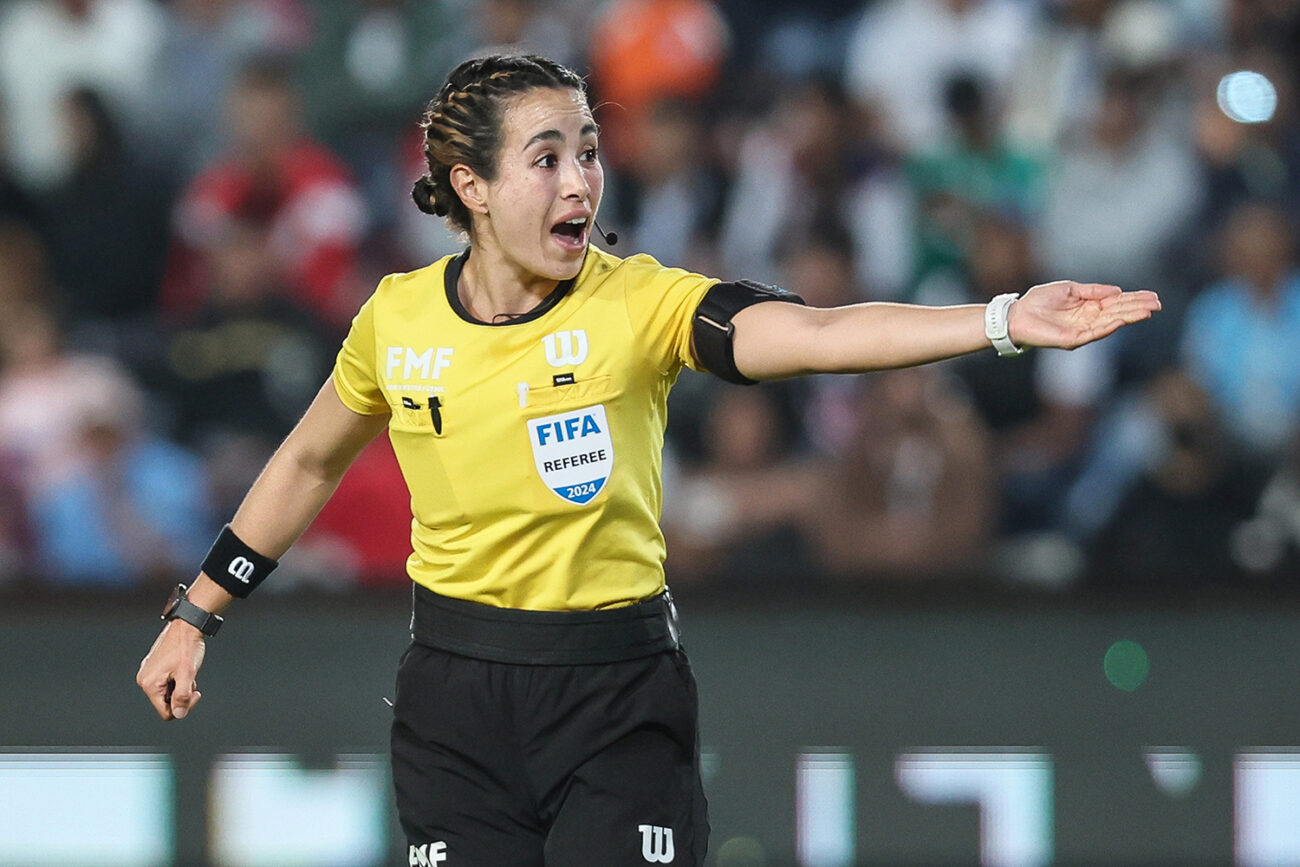 La árbitra Katia Itzel García en el terreno de juego