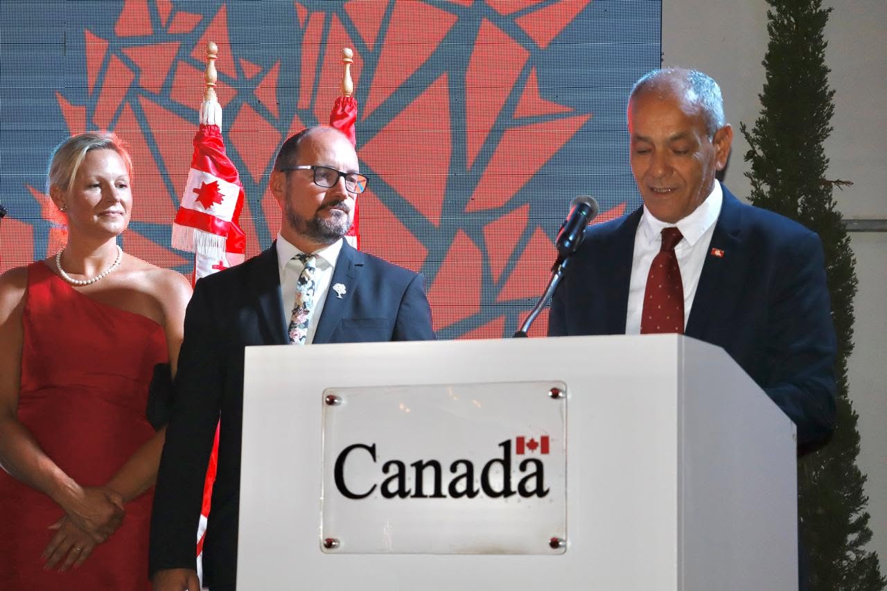 El embajador de Canadá en el podio durante la ceremonia