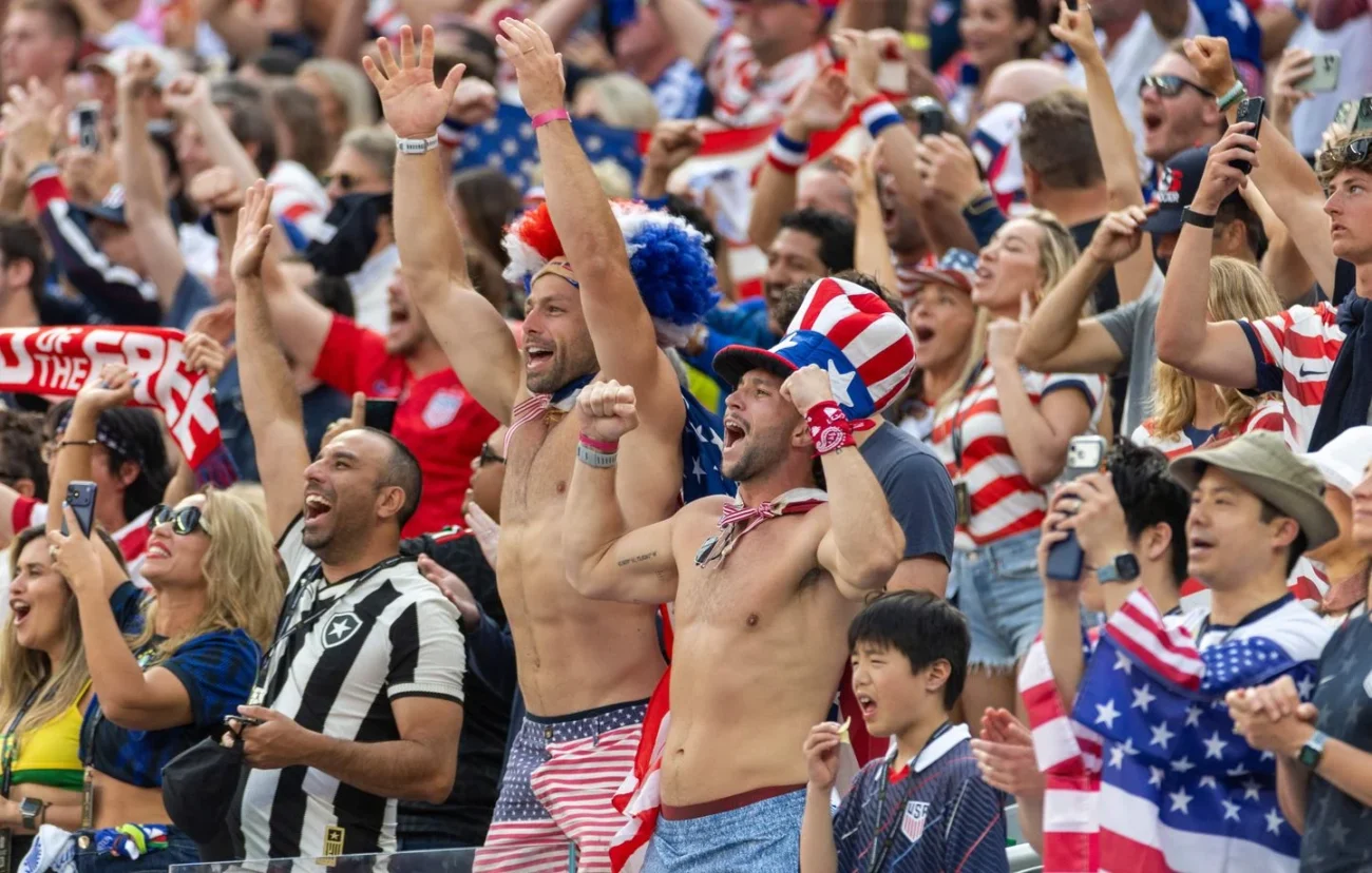 Aficionados frente a un estadio del Mundial 2026