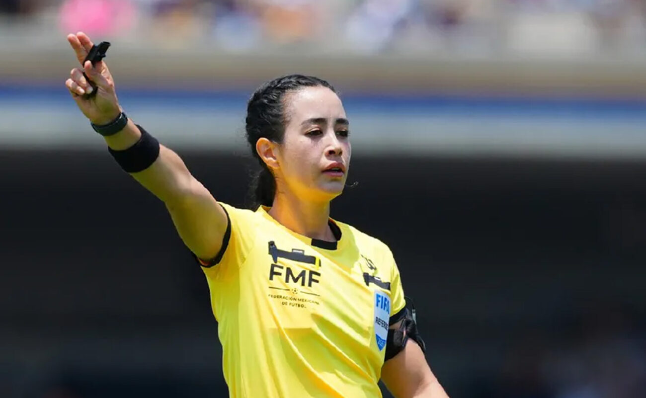 Katia García dirigiendo un partido