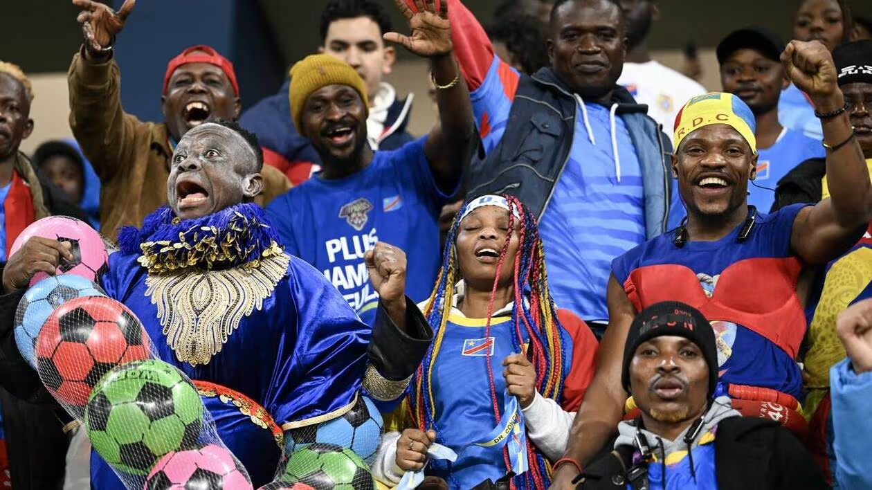 Aficionados de distintas naciones celebran juntos